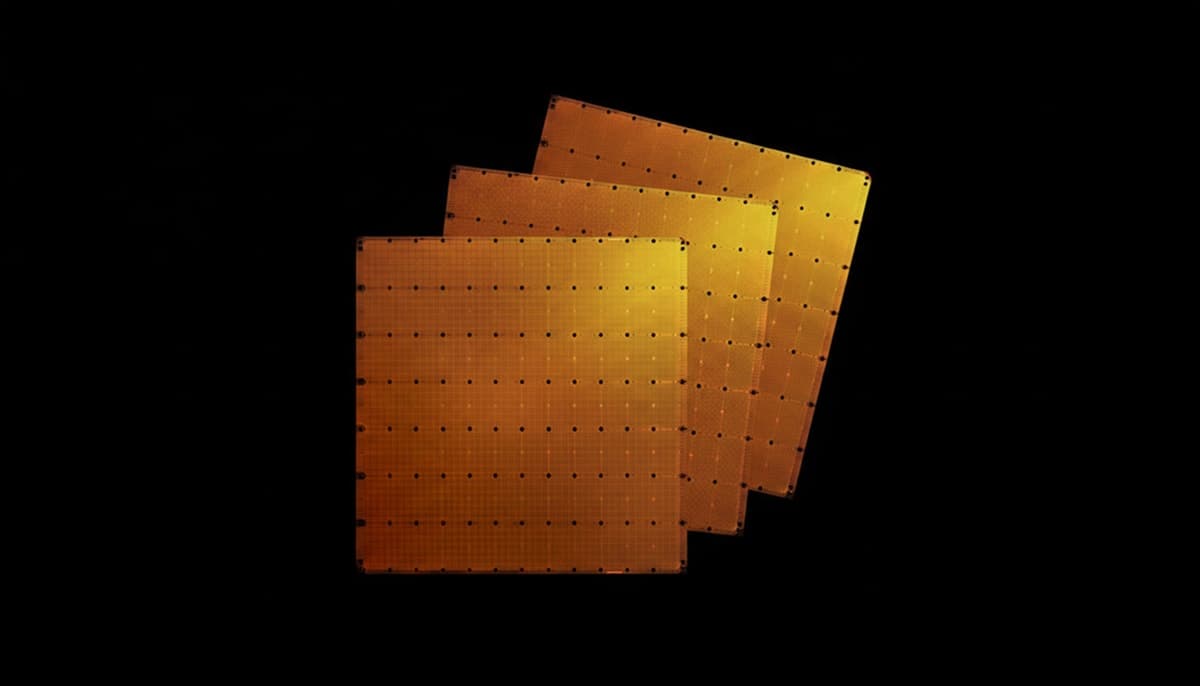 Cerebras CS-4、コアもSRAMもWSE-3と同じ — 新シリコンなき「3枚重ね」の速度設計